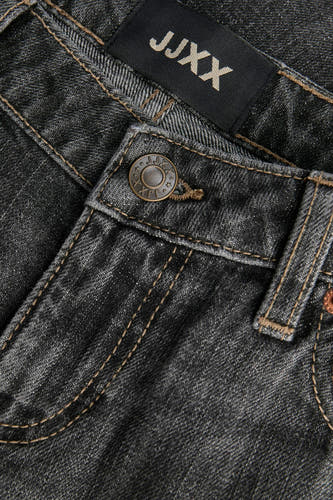 Jean droit gris anthracite de JJXX, avec des surpiqures marrons et un nœud avec logo sur la ceinture.