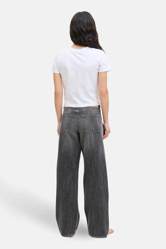 Jean brut droit de JJXX, avec des jambes larges et des poches arrière, associé à un T-shirt blanc.