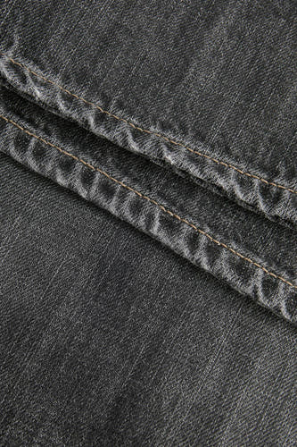 Jean droit gris anthracite de JJXX, avec des surpiqures contrastantes et une texture denim.