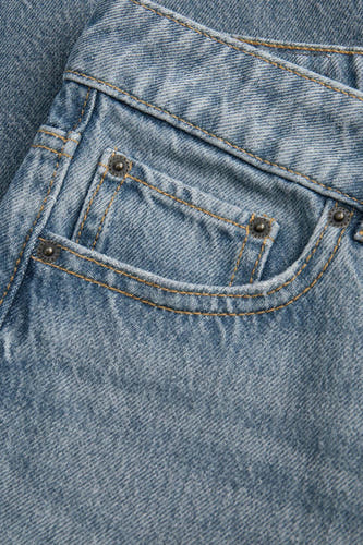 Denim bleu moyen FUJI-jeans de JJXX, gros plan sur la poche avec des rivets et des fils d'or.
