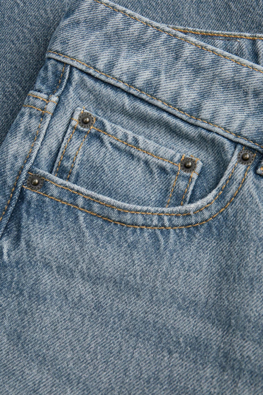 Denim bleu moyen FUJI-jeans de JJXX, gros plan sur la poche avec des rivets et des fils d'or.