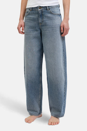 Jean bleu de denim large de JJXX, avec un léger lavage et une coupe décontractée.