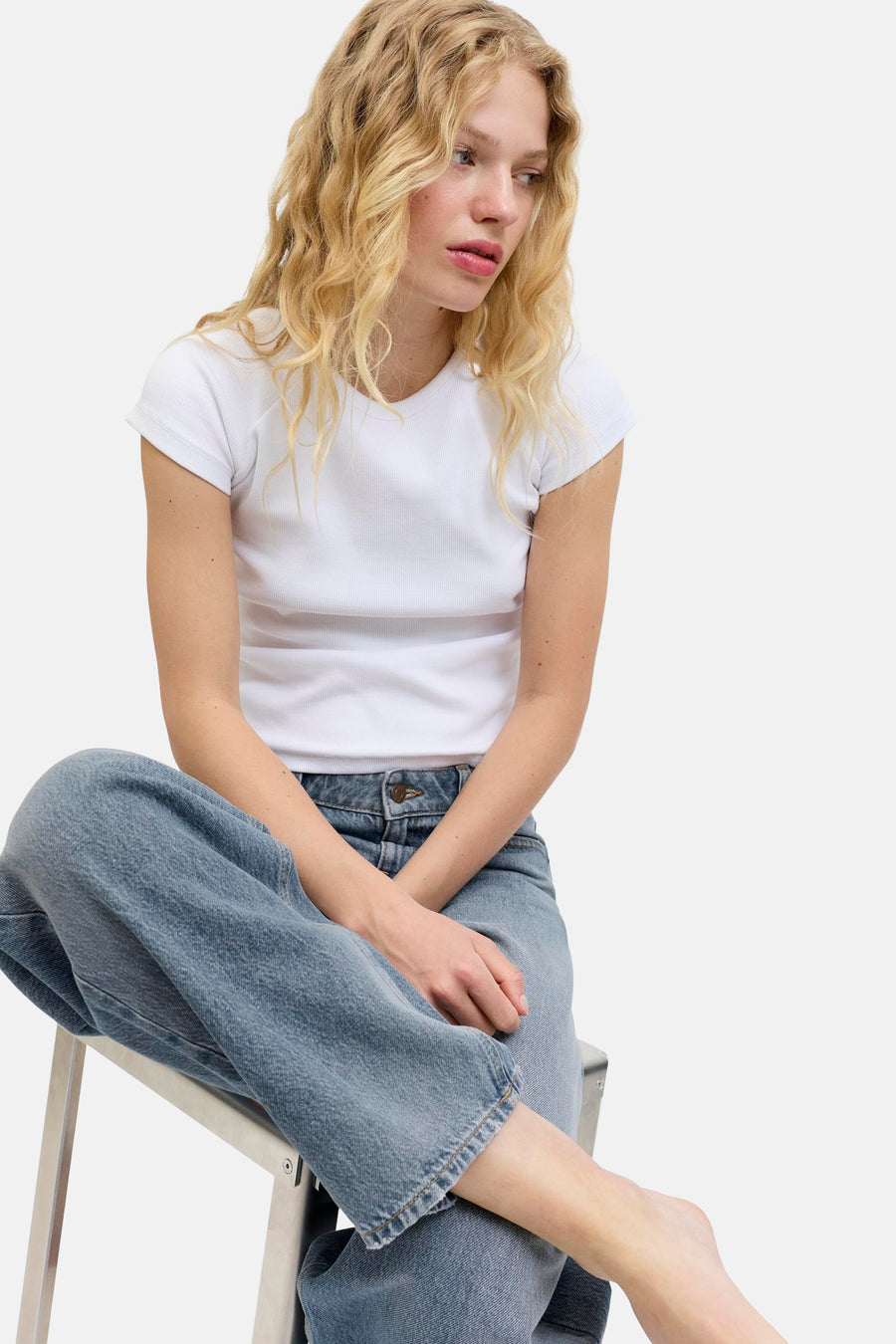 Jean en denim bleu marine spécial de JJXX, avec une coupe décontractée et porté avec un T-shirt blanc.