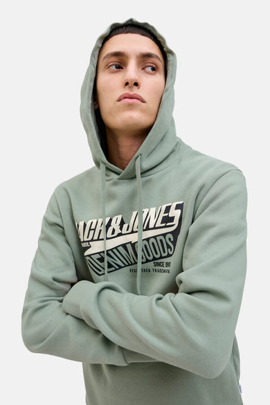 Pull-over vert de cap ORIGINALS BY JACK & &ONES, vu d'arrière, avec un pantalon marron et des chaussures beige.