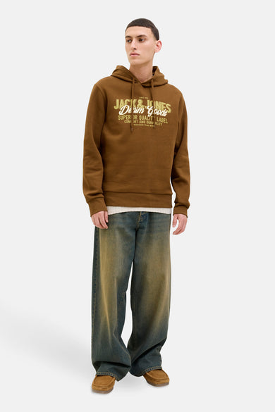 Pull marron avec capuche d'ORIGINALS BY JACK & JONES, imprimé d'un logo sur la poitrine, associé à des jeans larges et des chaussures en cuir de suède.