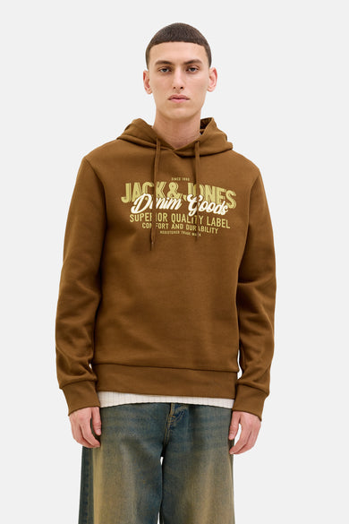 Pull-over marron avec capuche d'ORIGINALS BY JACK & JONES, imprimé sur la poitrine, associé à un pantalon de travail.