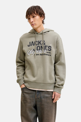 Pull-over vert vert OriginalSS Jack & & &, avec des des et et logo sur la logo avant, porté avec des jeans foncés.