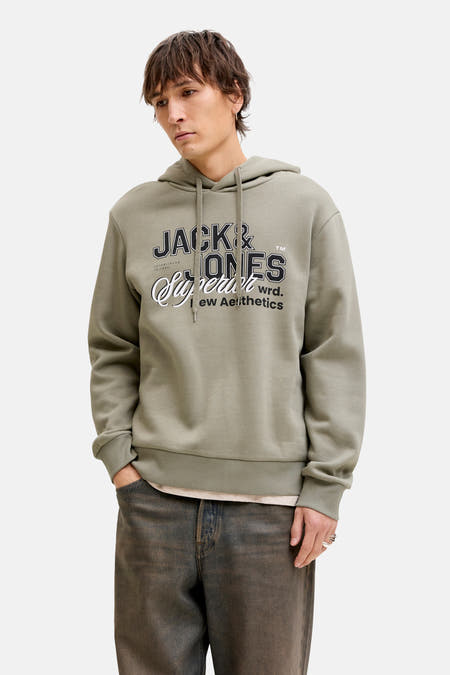 Pull-over vert vert OriginalSS Jack & & &, avec des des et et logo sur la logo avant, porté avec des jeans foncés.