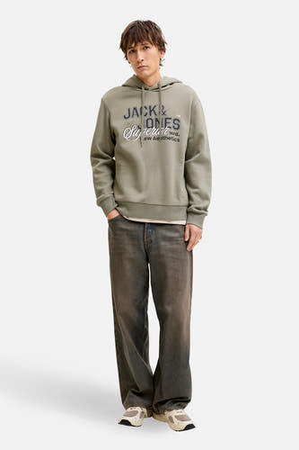 Pull-over vert vert de capSSS JACK & & J J combinééé avec jeans jeans et des sneakers.
