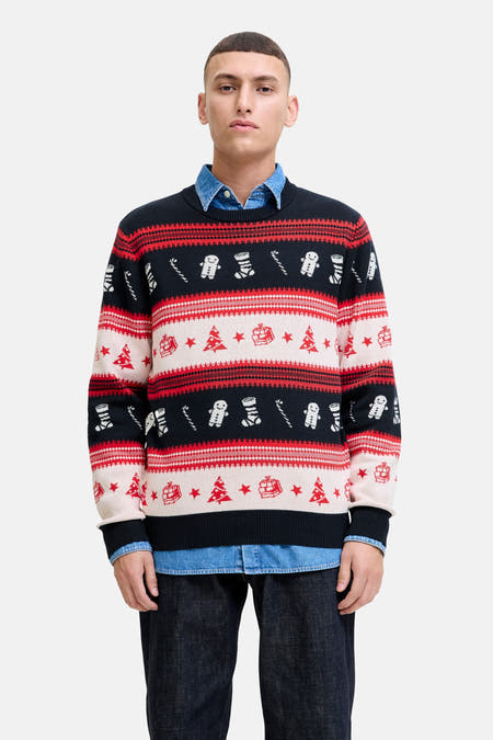 Sweat-shirt multicolore à col rond d'ORIGINALS BY JACK & JONES, avec un motif de Noël, associé à une chemise en denim et des jeans foncés.