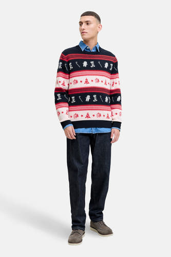Multikleurige trui met ronde hals van ORIGINALS BY JACK & JONES, met kerstpatroon, gecombineerd met een denim overhemd en donkere jeans.
