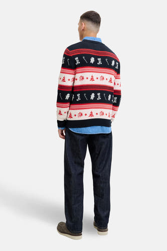 Sweat-shirt multicolore à col rond d'ORIGINALS BY JACK & JONES, avec des motifs de Noël, associé à un chemisier en jean et des jeans foncés.