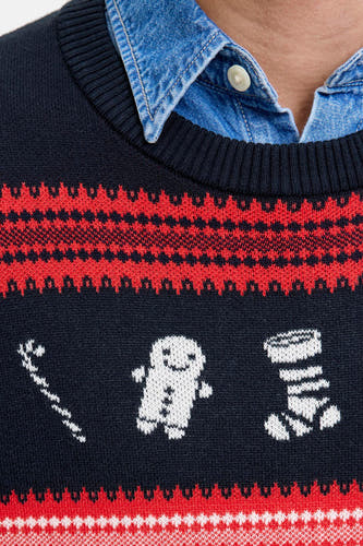 Sweat-shirt multicolore à col rond d'ORIGINALS BY JACK & JONES, avec des motifs de Noël et un t-shirt en denim bleu en dessous.