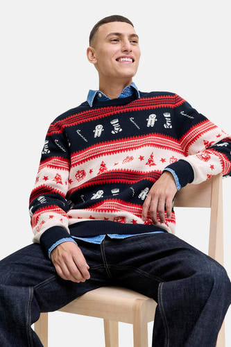 Sweat-shirt multicolore à col rond d'ORIGINALS BY JACK & JONES, avec un motif de Noël et porté sur une chemise en denim, dans un cliché lifestyle.