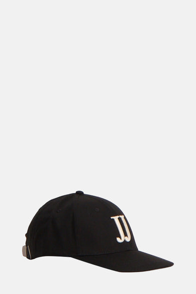 Chapeau noir d'ACCESSORIES BY JACK & JONES, avec des lettres blanches brodées sur l'avant et le dos.