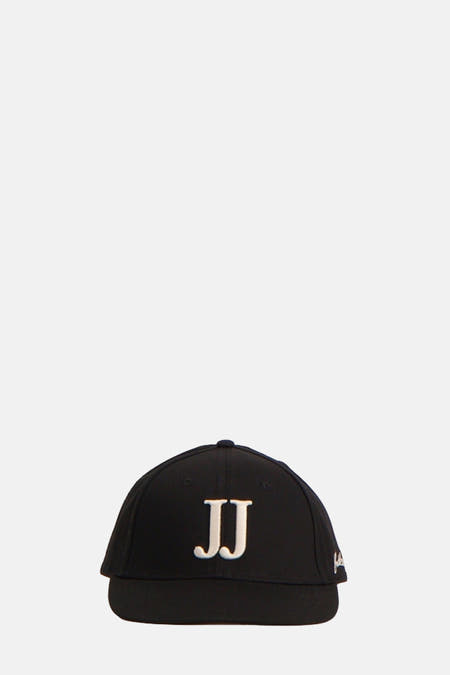 Chapeau noir d'ACCESSORIES BY JACK & JONES, avec des lettres "JJ" blanches sur l'avant.