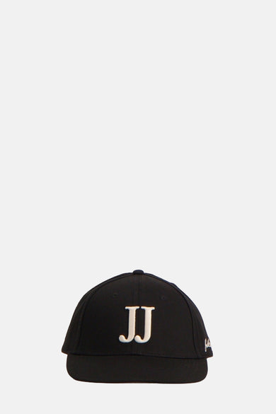 Chapeau noir d'ACCESSORIES BY JACK & JONES, avec des lettres "JJ" blanches sur l'avant.