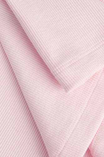 Débardeur côtelé rose clair de JJXX, gros plan sur le tissu doux avec des ourlets cousus.