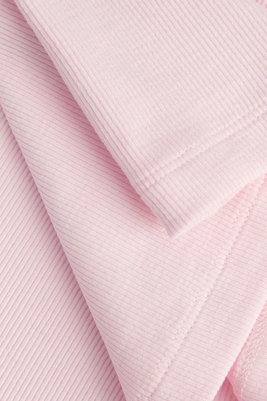 Débardeur côtelé rose clair de JJXX, gros plan sur le tissu doux avec des ourlets cousus.