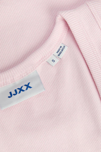 Haut côtelée rose de JJXX, gros plan de l'encolure avec étiquette de taille S et 'Made in Bangladesh'.