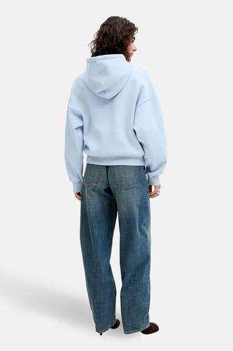 Sweat à capuche bleu de JJXX, vu de dos, combiné avec un jean ample.