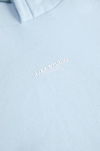 Sweat à capuche bleu de JJXX Studio, avec un petit logo blanc et une texture douce.