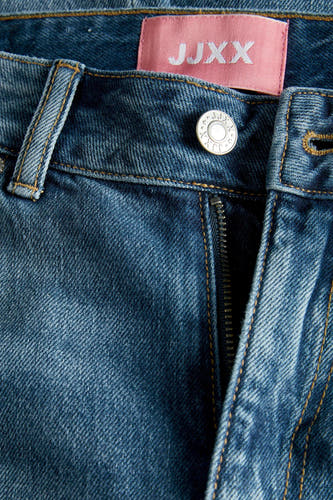 Jean en denim bleu de JJXX avec fermeture à boutons et fermeture éclair visible.
