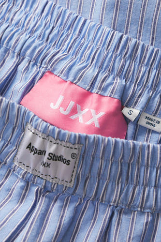 Short bleu rayé de JJXX, avec une ceinture élastique et des logos de marque.
