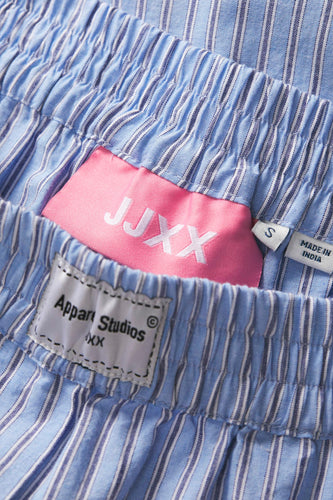 Blauw-wit gestreepte boxershorts met labels, gemaakt in India.