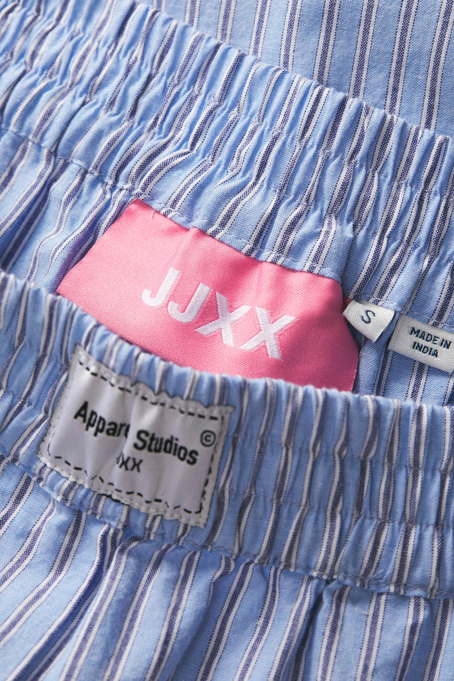 Blauw-wit gestreepte boxershorts met labels, gemaakt in India.