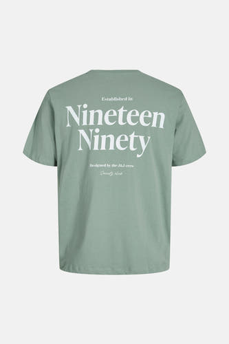 Groen T-shirt met korte mouwen van ORIGINALS by JACK & JONES, met witte tekst op de rug.