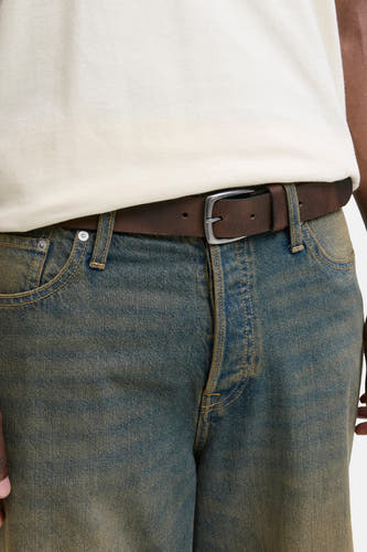 Ceinture brune d'ACCESSORIES BY JACK & JONES, portée avec un jean bleu et un T-shirt blanc.