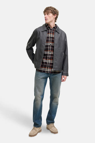 Chemise à manches longues marron et ORIGINALS BY JACK & JONES, avec un motif rayé, associée à une veste grise et des jeans.