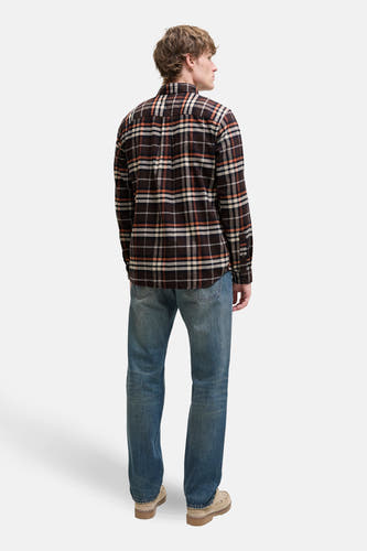 Chemise brune à manches longues d'ORIGINALS BY JACK & JONES, avec un motif à carreaux, associée à des jeans et des mocassins.