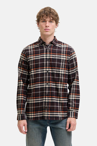 Chemise brune à manches longues d'ORIGINALS BY JACK & JONES, avec un motif à carreaux, portée avec un jeans bleu.