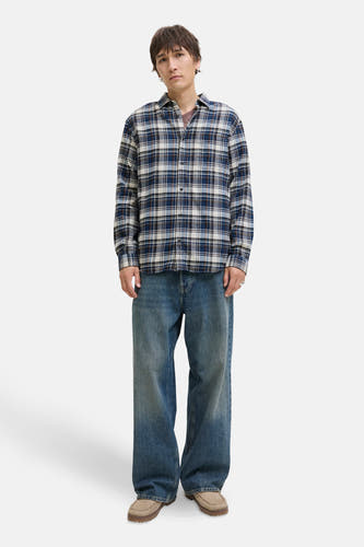 Chemise bleue à manches longues d'ORIGINALS BY JACK & JONES, avec un motif rayé, portée avec des jeans bleus.