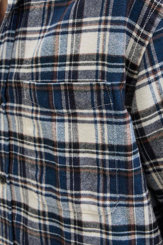 Chemise en flanelle bleue à longues manches d'ORIGINALS BY JACK & JONES, avec un motif de carreaux et une poche po.
