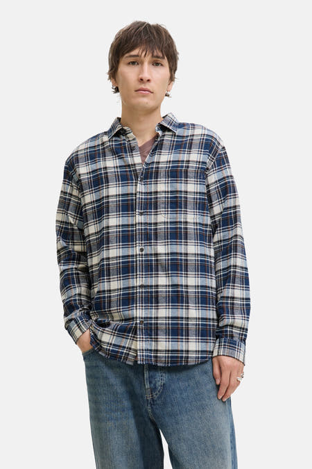 Chemise bleue à manches longues d'ORIGINALS BY JACK & JONES, avec un motif à carreaux, portée sur une chemise brune.