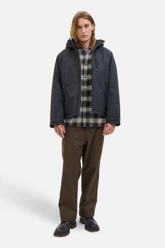 Chemise multicolore à manches longues d'ORIGINALS BY JACK & JONES, avec un motif à carreaux et associée à une veste bleu marine, des pantalons marrons et des chaussures noires.