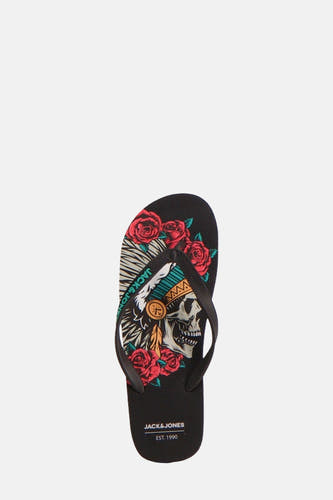Chaussons noirs d'ACCESSORIES BY JACK & JONES, avec des têtes de mort, des plumes et des roses représentées.