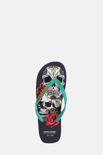 Chaussons bleus d'ACCESSORIES BY JACK & JONES avec des têtes de mort et un imprimé de roses.