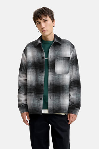 Chemise noire à manches longues de CORE BY JACK & JONES, avec un motif rayé et une poche sur la poitrine.