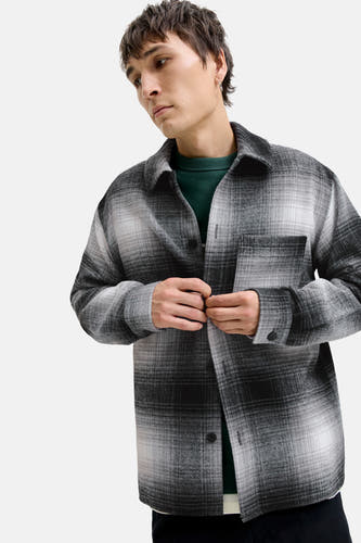 Chemise noire à manches longues de CORE BY JACK & JONES, avec un motif à carreaux et une chemisette verte en dessous.