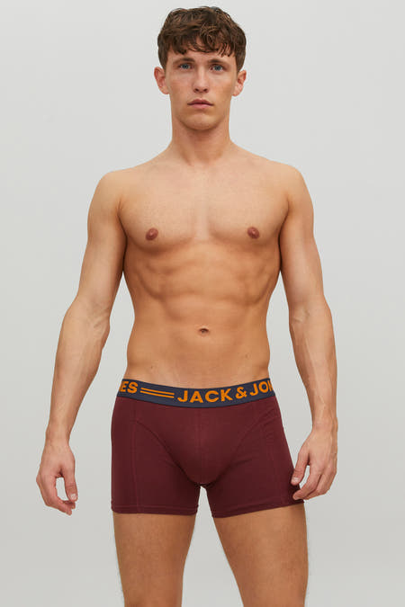 Boxer short de Bordeaux d'ACCESSORIES BY JACK & JONES, porté par un homme avec le torse nu, debout devant un fond blanc.