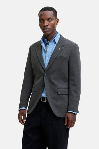 Blazer gris de PREMIUM par JACK & JONES, avec un t-shirt en denim et un pantalon noir.