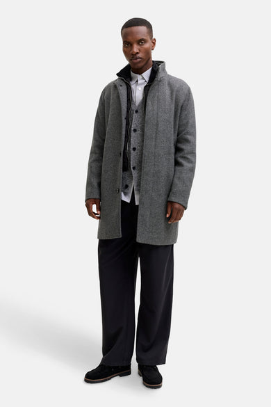 Manteau gris long de PREMIUM par JACK & JONES, avec un motif à carreaux et porté sur une chemise et un pantalon.