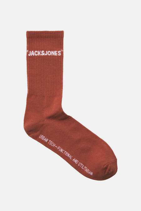 Chaussettes brunes d'ACCESSORIES BY JACK & JONES, avec impression textuelle sur le dessus et le bas.