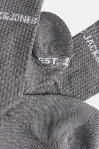Chaussettes grises d'ACCESSORIES BY JACK & JONES, avec logo et texte brodés.