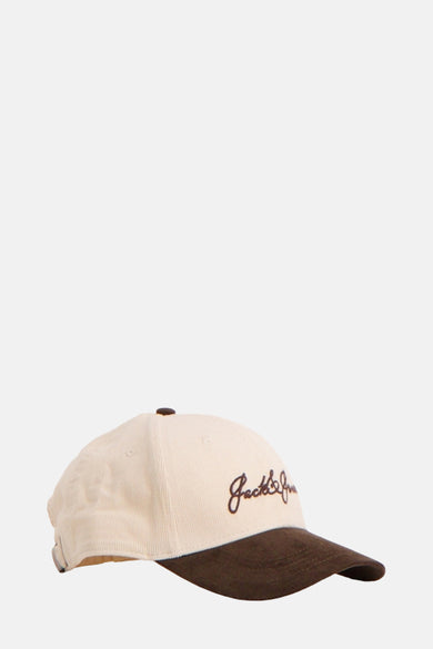 Chapeau beige d'ACCESSORIES BY JACK & JONES avec une poche brune et un texte brodé.