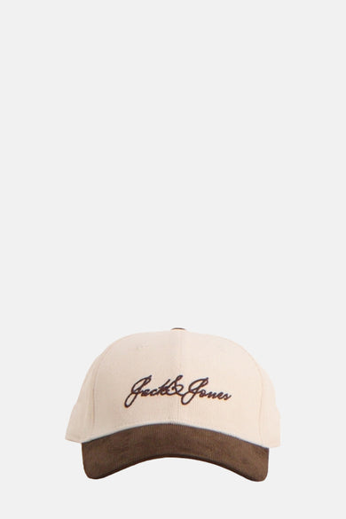 Chapeau beige d'ACCESSORIES BY JACK & JONES, avec une poche brune et le nom de la marque brodé en brun.
